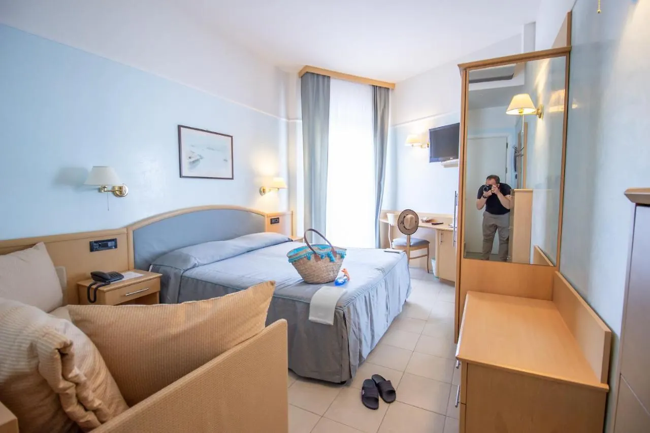 Hotel Universo ليدو دي يسولو إيطاليا