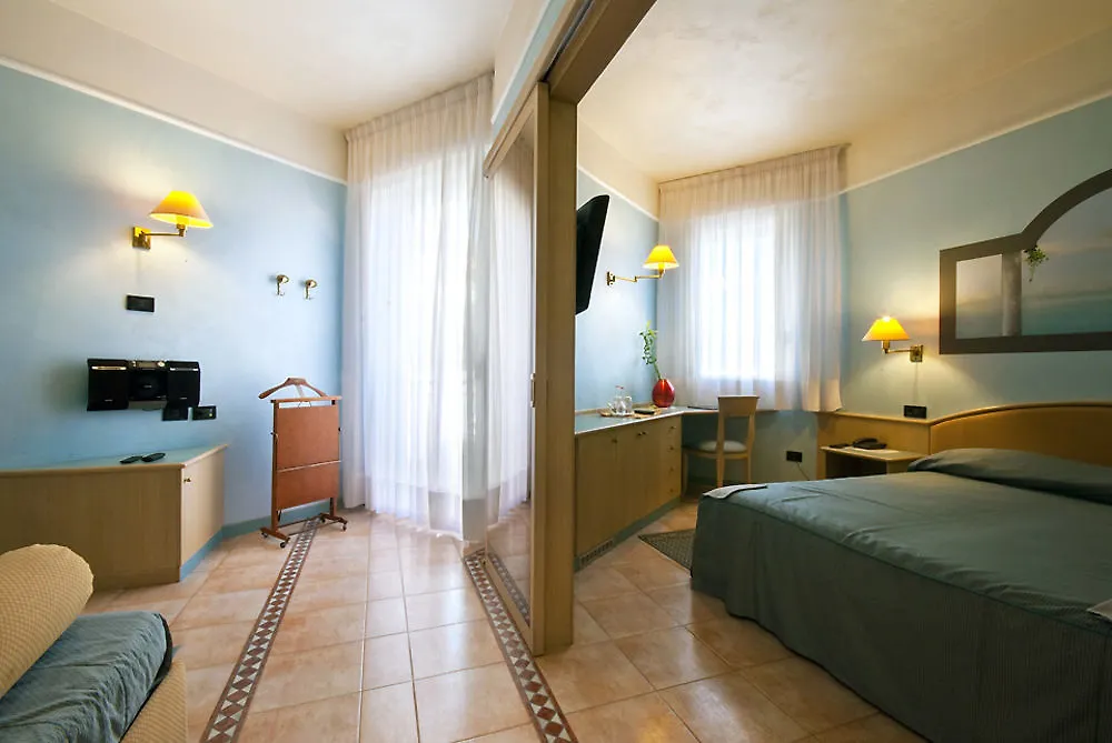 Hotel Universo ليدو دي يسولو إيطاليا